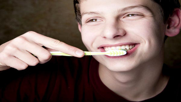 Dentist Reveals the Three Times You Should Never Brush Your Teeth in Tamil