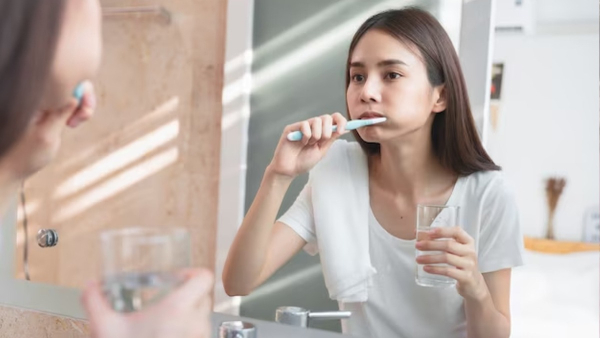 Dentist Reveals the Three Times You Should Never Brush Your Teeth in Tamil