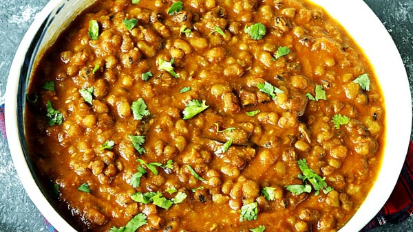 Pachai Payaru Gravy: How To Make A Green Moong Dal Gravy Recipe