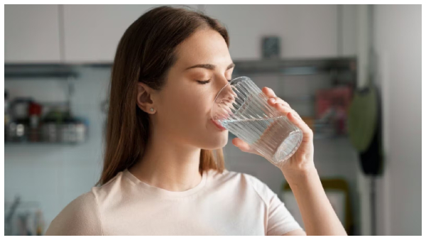 how much water you should drink in a day during summer season and what are its benefits