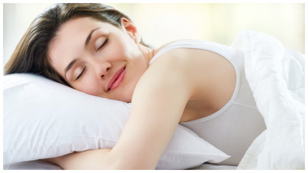 benefits of sleeping without pillow how