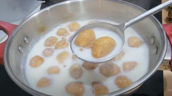 Paal Paniyaram How To Make a Paal Paniyaram Recipe Paal Paniyaram How To Make a Paal Paniyaram Recipe