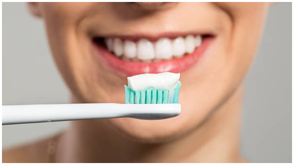 Reason Why You Should Never Use Teeth Whitening Toothpaste