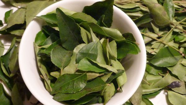 Tips To Use Curry Leaves For Kitchen Cleaning in Tamil