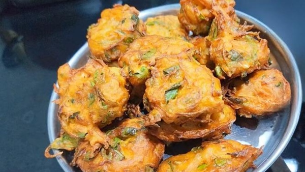 Murungai Keerai Vengaya Bonda How To Make a Murungai Keerai Onion Bonda