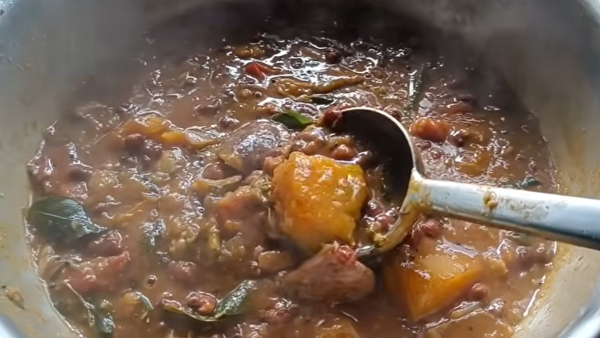 Salem Gugai Thattai Payuru Kootu Kulambu How To Make a Thattai Payuru Kootu Kulambu