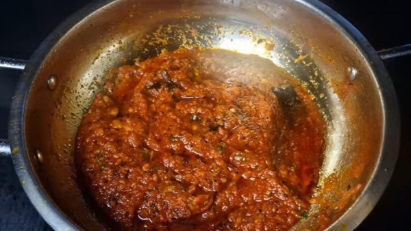 Thakkali Poondu Thokku How To Make a Thakkali Poondu Thokku Recipe