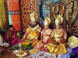 వీళ్ళు పెళ్ళి చేసుకునేటప్పుడు దేవుళ్ళు, దేవతల్లాగా ఎందుకు అలంకరించుకున్నారో తెలుసా ? 