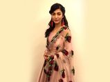 శ్రుతిహాసన్ తన శైలి, గంభీరత్వాన్ని కలిపిన అందంతో ఒక వివాహానికి హాజరయింది 