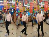 మొన్న మధ్యప్రదేశ్ అంకుల్, నేడు పాకిస్తాన్ అబ్బాయి వైరల్ అయిపోతున్నారు, మాల్ లో స్టెప్ అదరగొట్టాడు
