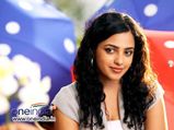 మగవారితో సరసాలాడేందుకు మగువలు ఎలాంటి సంకేతాలిస్తారంటే...!