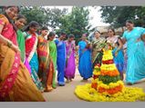 బతుకమ్మ పండుగను పూలతోనే ఎందుకు జరుపుకుంటారో తెలుసా...!