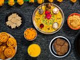 పండుగ కాలంలో మధుమేహాన్ని నిర్వహించడం:రక్తంలో చక్కెరస్థాయిలను నిర్వహించడానికి ఆరోగ్యకరమైన 10 చిట్కాలు