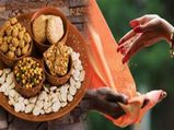 సూర్యస్తమయం తర్వాత పొరపాటున కూడా వీటిని దానం చేయకూడదట.. చేస్తే సంపద కోల్పోతారట...!