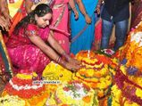 Bathukamma Festival 2021: బతుకమ్మ పండుగ వేళ  రంగురంగుల పూలను ఎందుకు కొలుస్తారంటే...