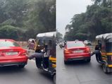 బెంజ్ కారుకు ఆటో సాయం, తోసుకుంటూ తీసుకెళ్లిన ఆటో డ్రైవర్