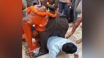 Viral Video: వైరల్ వీడియో: ఎరక్కపోయి ఏనుగు విగ్రహం కాళ్ళ మధ్య ఇరుక్కుపోయిన భక్తుడు..మొత్తానికి భయటపడ్డాడా లేదా