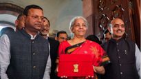 ఎరుపు రంగు హ్యాండ్లూమ్ చీరలో నిర్మలా సీతారామన్, శక్తిని, ధైర్యానికి సంకేతంగా..