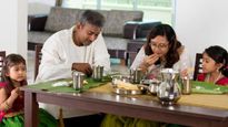 మంచంపై కూర్చొని తింటే వాస్తు శాస్త్రం ప్రకారం ఏం జరుగుతుందో తెలుసా?