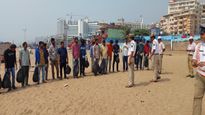 Vizag Beach Clean: తాగి బండ్లు నడిపిన మందుబాబులతో బీచ్ క్లీన్ చేయించిన వైజాగ్ కోర్టు