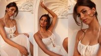 Suhana Khan: షారూక్ కూతురి గ్లామర్ షో, ఎద అందాల ఆరబోత