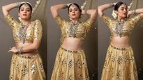Sreemukhi: గోల్డ్ కలర్ లెహంగాలో శ్రీముఖి గ్లామర్ ట్రీట్, చేతులు పైకెత్తి మరీ టెంప్టింగ్ ఫోజులు
