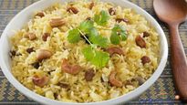 Garlic Rice Recipe: చిత్రాన్నం, పులిహోరాలు తిని అలసిపోతే వెల్లుల్లి రైస్ చేసుకోండి.