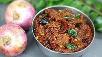Onion Pickle: ఉల్లిపాయలతో రుచికరమైన నిల్వ పచ్చడి.. కూర లేకపోయినా అన్నంలో తినేయొచ్చు!