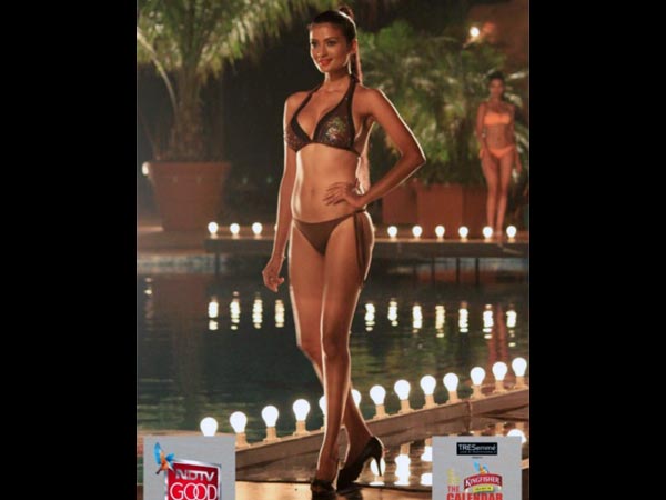 2013 కింగ్ ఫిషర్ క్యాలెండర్ బికినీ భామలు...