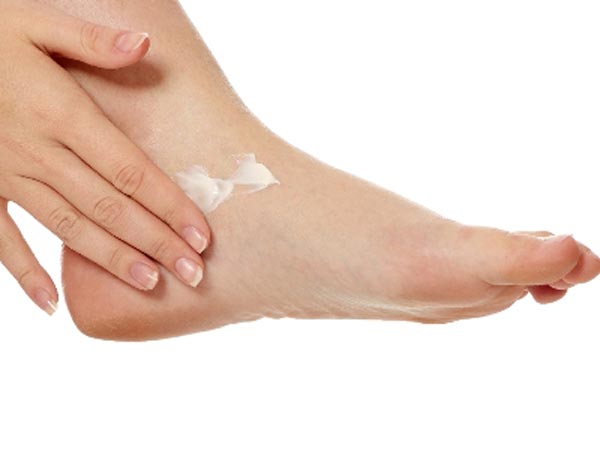 చలికాలంలో పాదాల రక్షణకు బేసిక్ టిప్స్