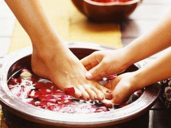 చలికాలంలో పాదాల రక్షణకు బేసిక్ టిప్స్