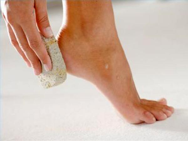 చలికాలంలో పాదాల రక్షణకు బేసిక్ టిప్స్