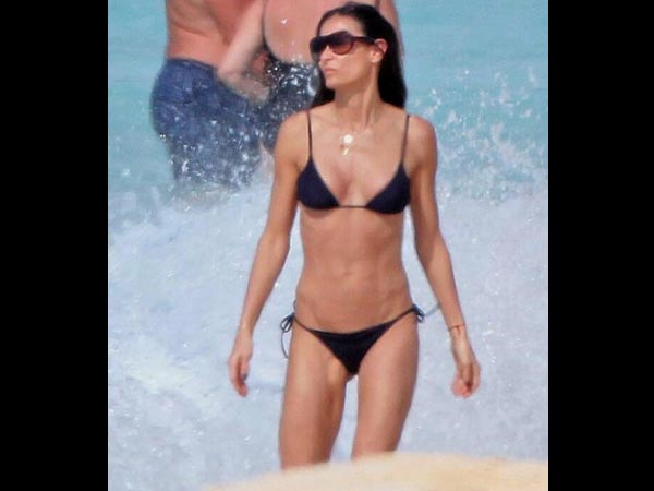 బీచ్ బాంబులు.. సారీ 'బీచ్ బాడీ'లు..!