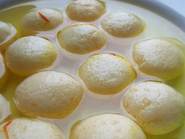 ఆప్తుల పెదాలను ముద్దాడే హోళీ స్వీట్స్..!