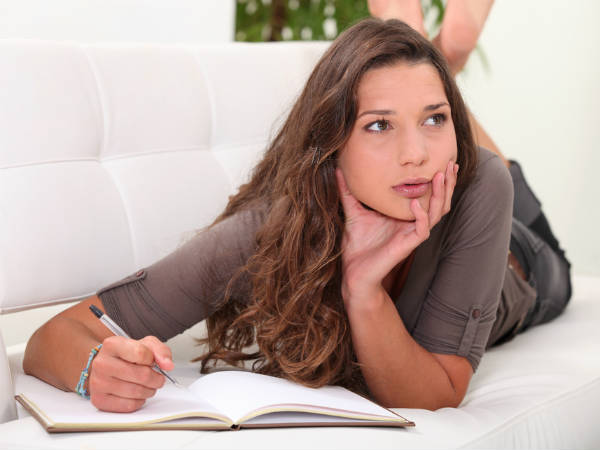 టీనేజ్ గర్ల్స్ కు ఉండే 10 హాబీలు...!