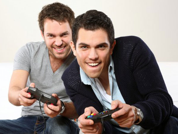 ఫోన్ లో మాట్లాడేటప్పుడు కంప్యూటర్ గేమ్స్ ఆడడం ఫోన్ లో మాట్లాడేటప్పుడు కంప్యూటర్ గేమ్స్ ఆడడం