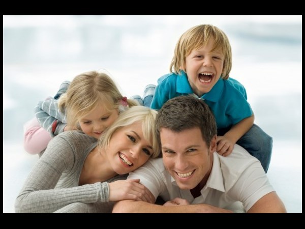 మీ పిల్లవాడు ఏమి చేస్తున్నాడో గమనించండి మరియు మాట్లాడండి / అభినందించండి లేదా తీర్పు లేకుండా వారిని ప్రోత్సహించండి.