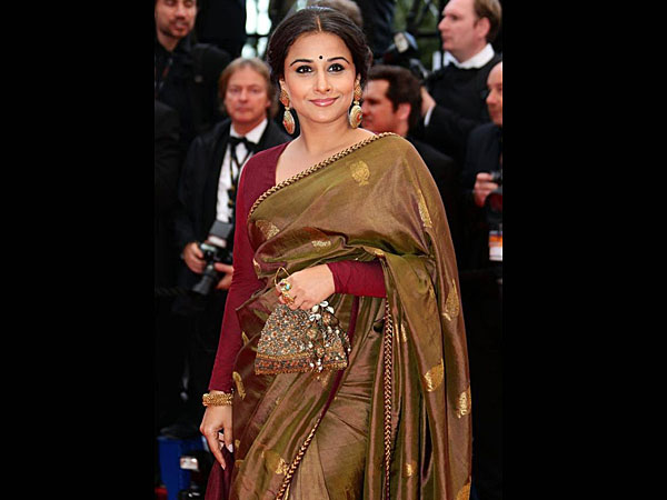 మెరూన్ రెడ్ బ్లౌజ్: 