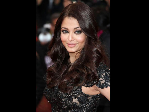 కళ్ళు చెదిరే హెయిర్ స్టైల్స్ తో ఐశ్వర్య రాయ్..!