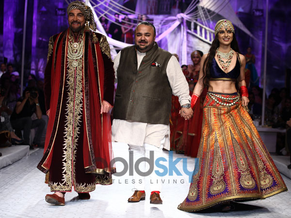 2013 ఇండియన్ బ్రైడల్ ఫ్యాషన్ షో సొగసులు..