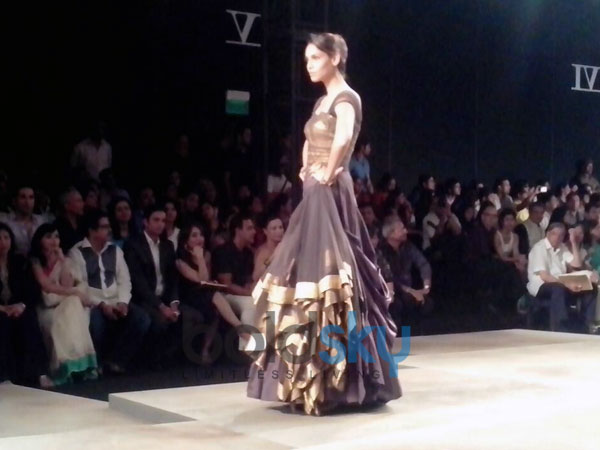 2013 ఇండియన్ బ్రైడల్ ఫ్యాషన్ షో సొగసులు..