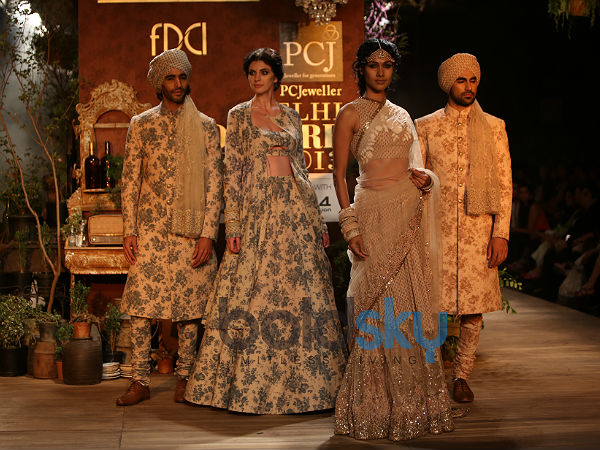 కొం గ్రొత్త డిజైన్లతో అనార్కలీ మరియు శారీలు..!