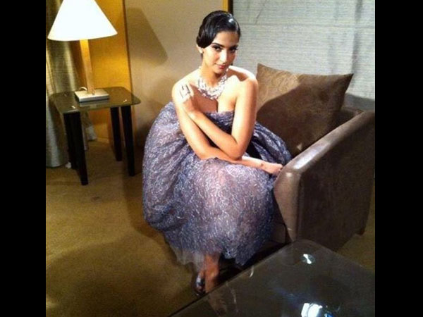 సోనమ్ కపూర్ డైమడ్ నెకెలెస్: 