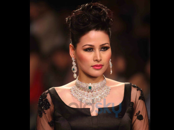 డైమండ్ డ్రాప్ నెక్ లెస్: