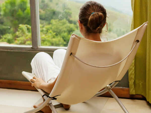 కిటికీ దగ్గర కుర్చీ 