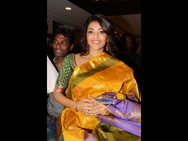 మ్యాంగో ఎల్లో విత్ పర్ఫుల్ బార్డర్: 