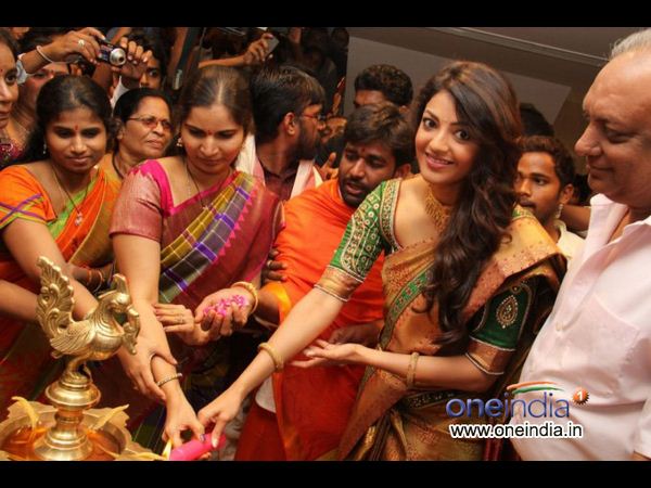 జోతి వెలిగిస్తూ కాజల్: