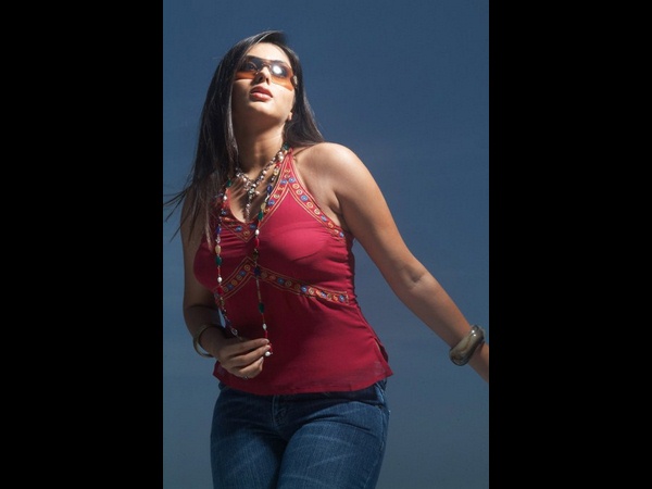 నమిత న్యూ లుక్-డిఫ్రెంట్ స్టైల్ డ్రెస్సులో హాట్ హాట్ 