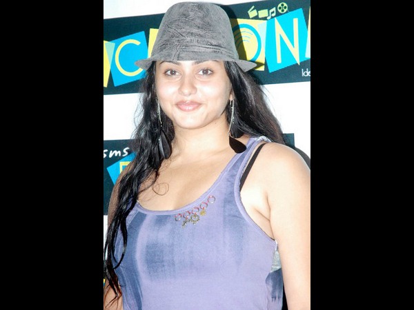 నమిత న్యూ లుక్-డిఫ్రెంట్ స్టైల్ డ్రెస్సులో హాట్ హాట్ 