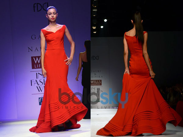 రెడ్ హెమ్ గౌన్: